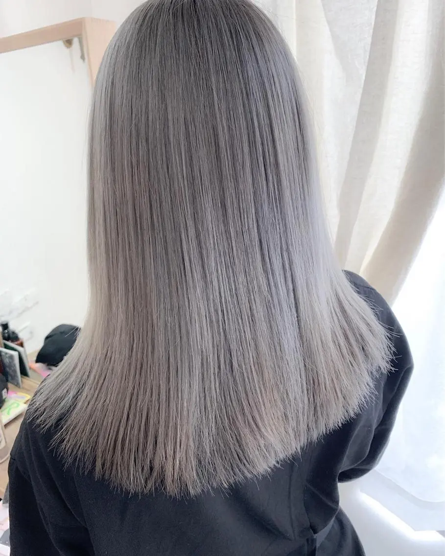 セミロング カラー ベージュカラー ブリーチ シルバー シルバーベージュ BOX mico.のヘアスタイル