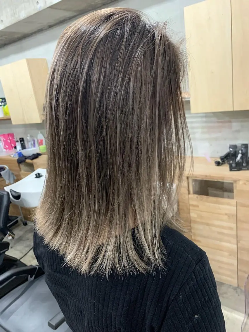 ミディアム カラー レイヤーカット 西村あきやのヘアスタイル