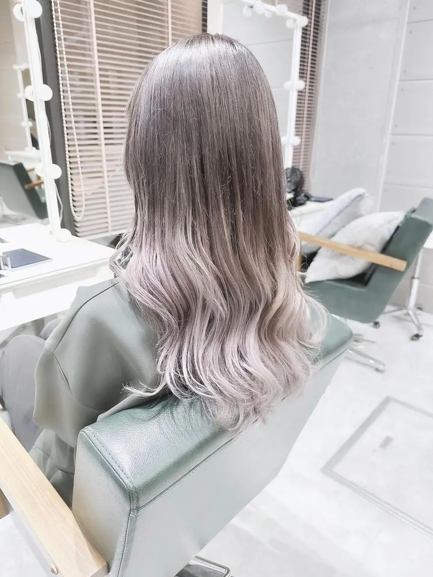 ロング ヘアアレンジ カラー アッシュ アッシュグレー ベージュカラー グラデーションカラー ホワイトベージュ Days 透明感カラーのヘアスタイル