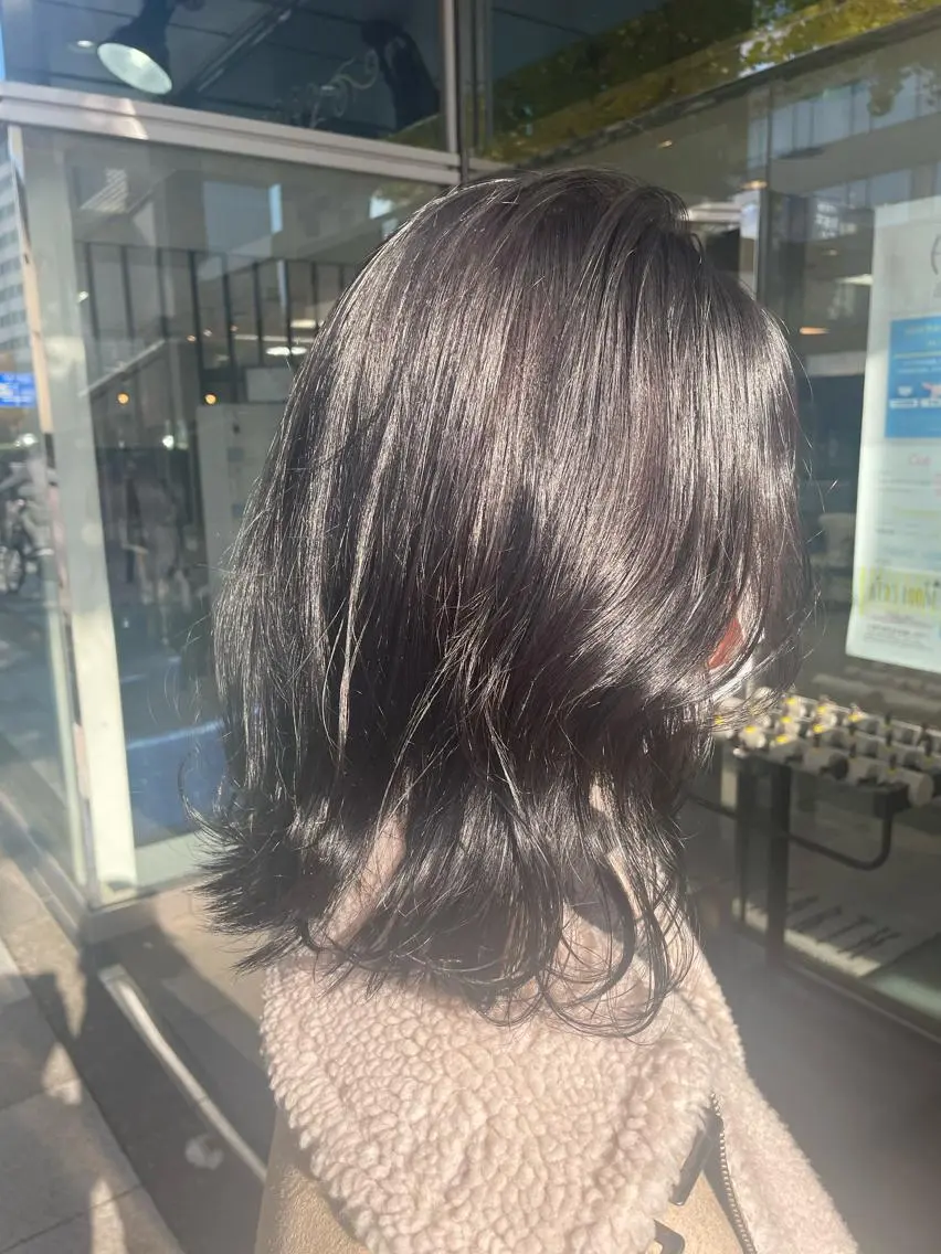 ミディアム カラー 黒髪 アートディレクター 尾内 友美のヘアスタイル