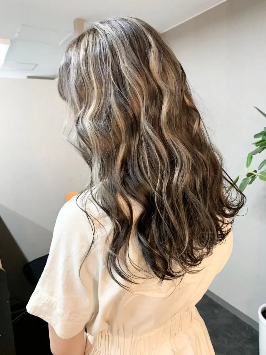 ロング アッシュ ハイライト レイヤーカット Selene hair OSAKAのヘアスタイル