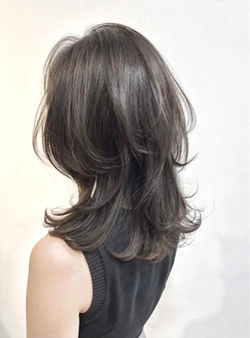 ミディアム カラー グレージュ 韓国風ヘア レイヤーカット ケア剤オタク×海外 ヘア長谷川裕起のヘアスタイル
