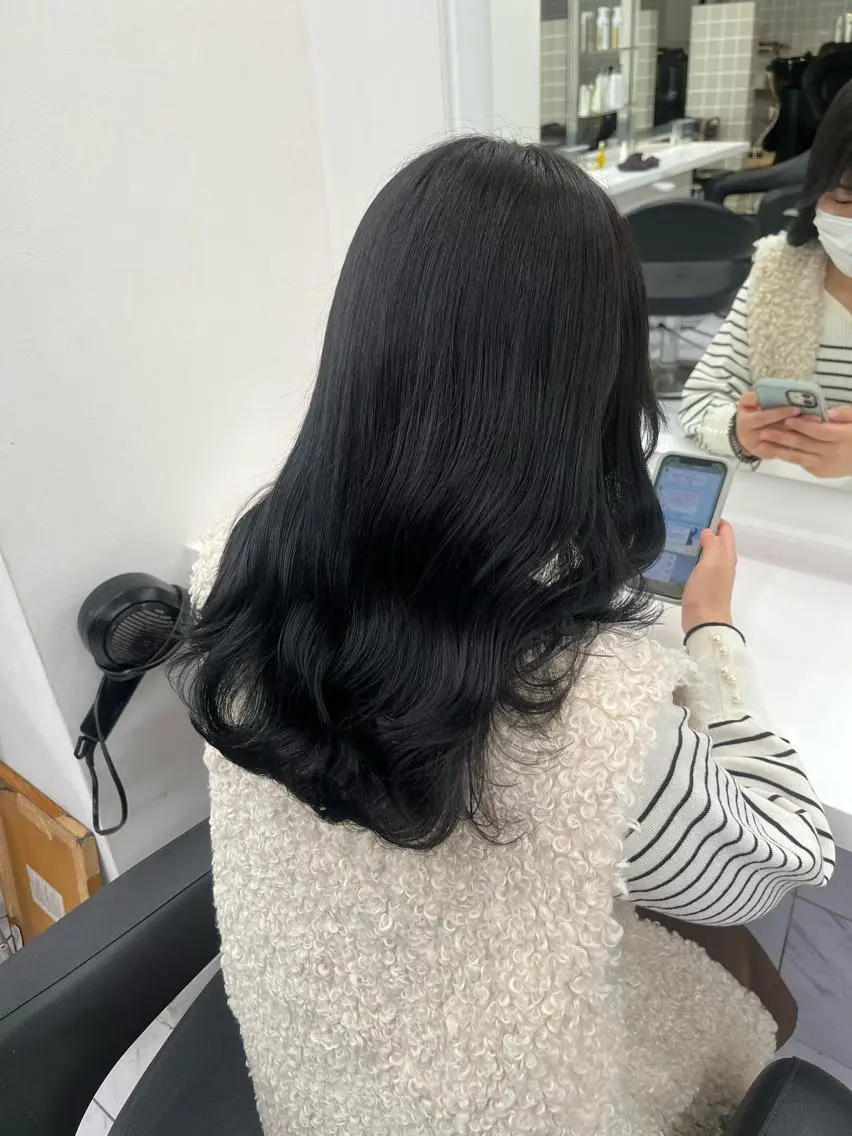 ミディアム 寒色/ベージュヘア ブリーチありMiOのヘアスタイル