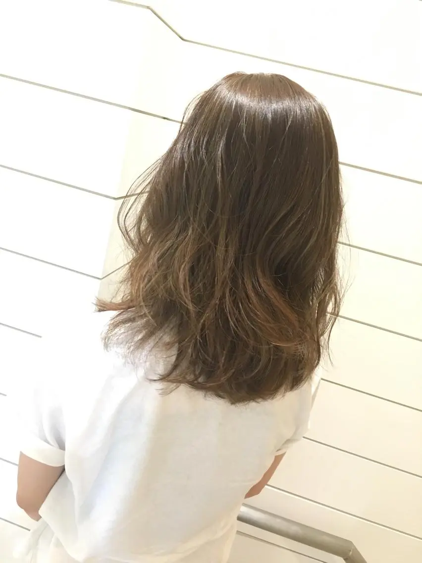 ミディアム カラー ベージュカラー ハイライトカラー ハイライト 鍵山 千秋のヘアスタイル