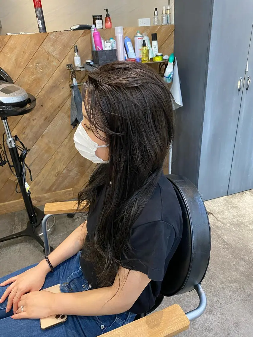 ロング カラー ブラウンカラー ダークブラウン ハイライトカラー ハイライト 縮毛矯正 小山 奏良のヘアスタイル