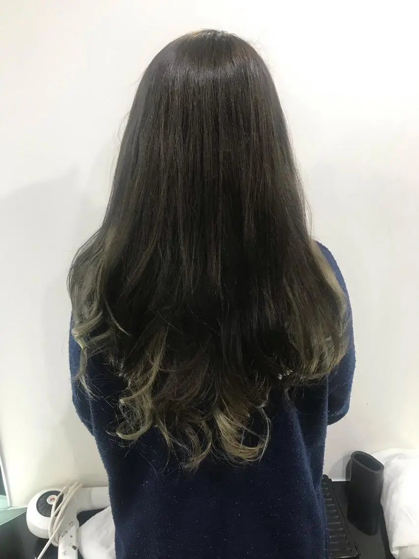 ロング カラー ヘアアレンジ アッシュ ベージュカラー フォギーベージュ インナーカラー 烏山 達也のヘアスタイル
