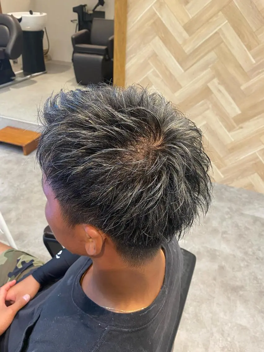ショート カラー パーマ メンズ アップバング メンズメッシュ メッシュ シルバー ショートヘア カット ヘアカラー パーマ 佐藤祐輔 メンズパーマのヘアスタイル
