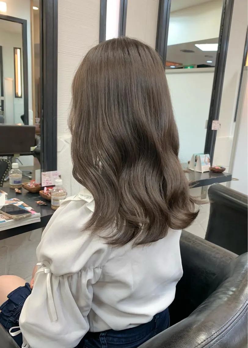 ミディアム カラー ベージュカラー ブリーチ ブリーチなしカラー オリーブベージュ 矢野 晃平のヘアスタイル