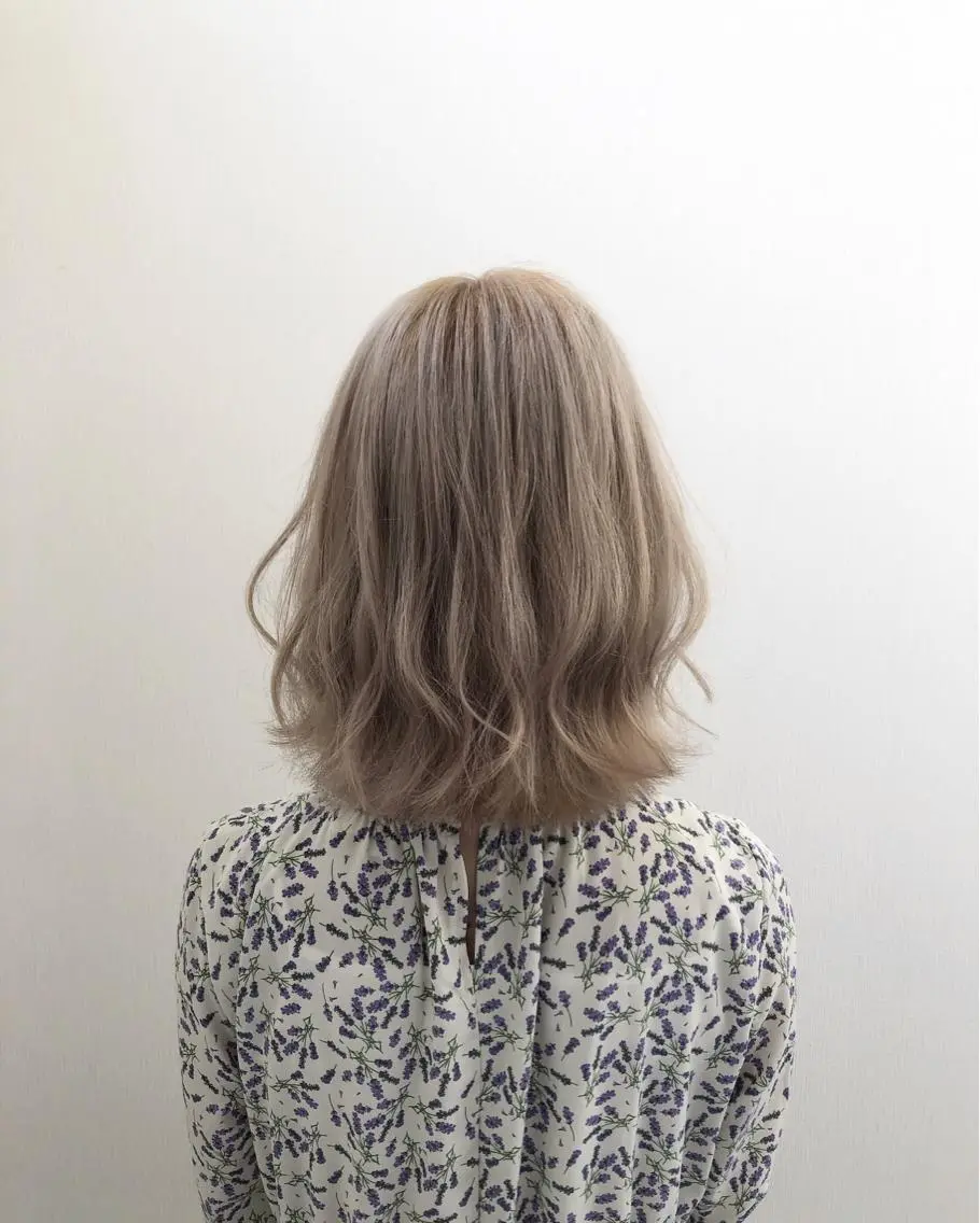 セミロング カラー ブリーチ 白井 つづりのヘアスタイル