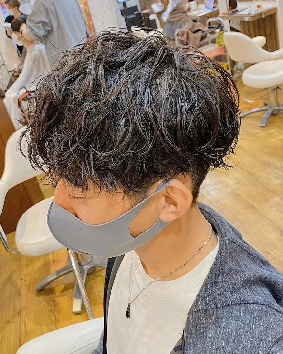 パーマ メンズ センターパート マッシュ メンズパーマ 学生（メンズ向け） メンズツイストパーマ 原田 涼矢のヘアスタイル