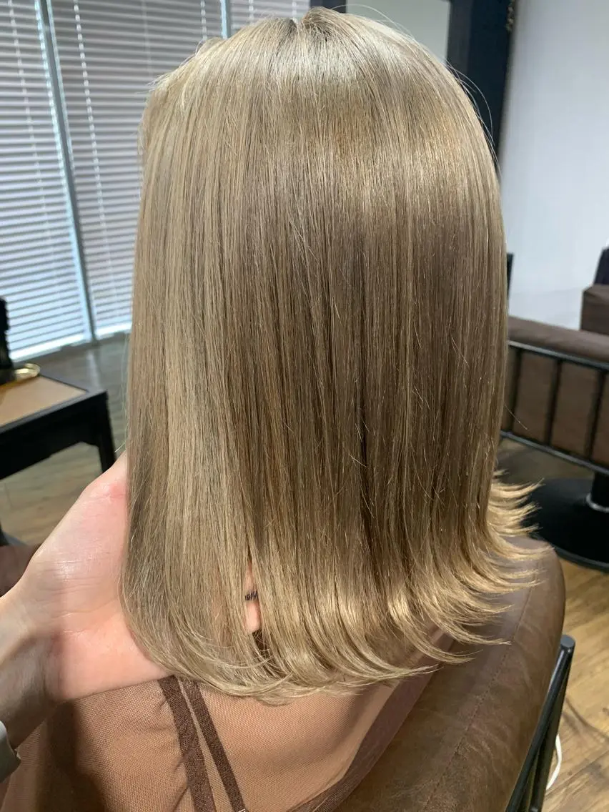 ミディアム カラー アッシュ ベージュカラー ブリーチ ラベンダーカラー ミルクティーベージュ ヘアカラー トリートメント ミルクティーベージュ ブリーチ 店長 清水のヘアスタイル