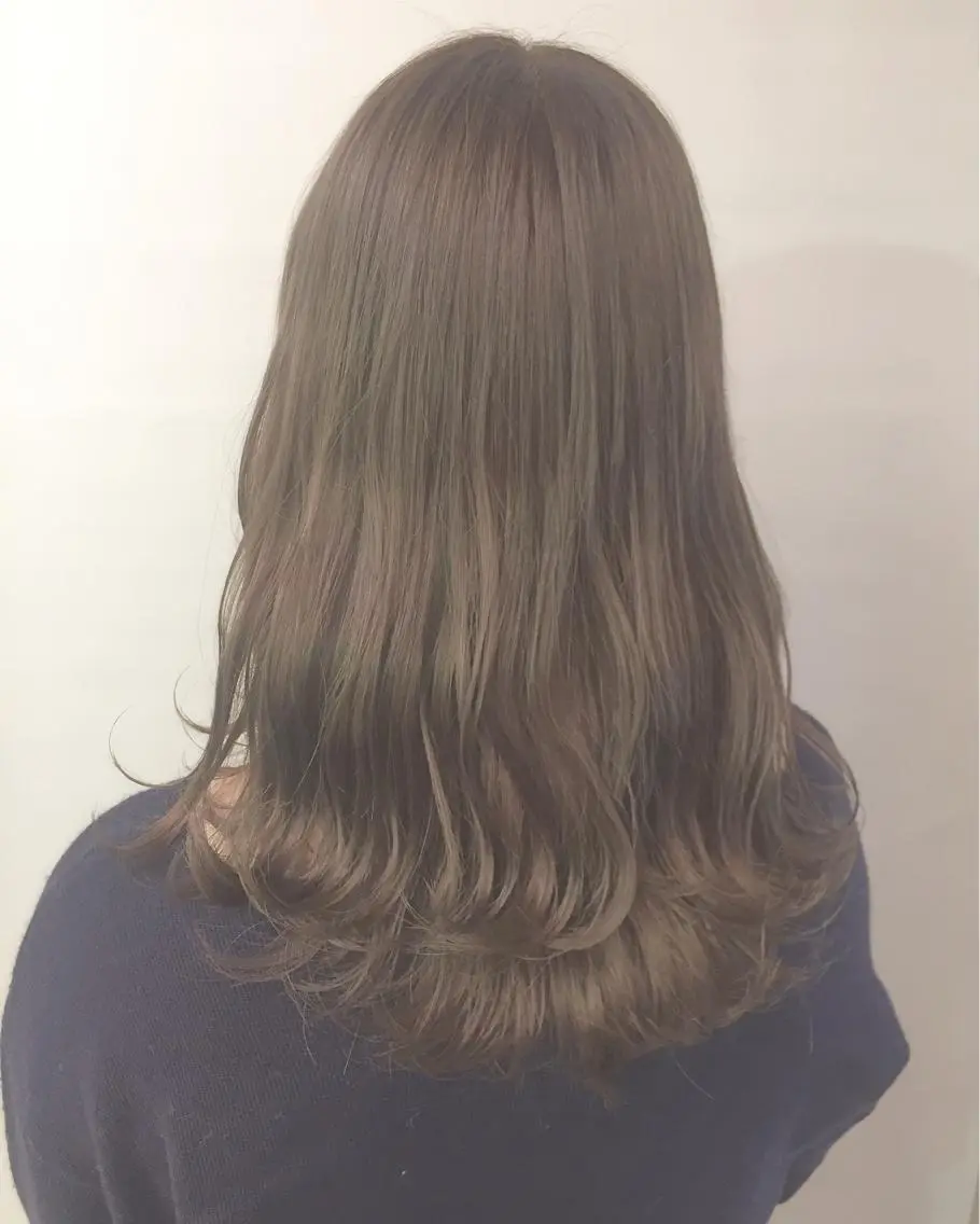 ミディアム カラー ベージュカラー ブリーチ ミルクティーベージュ カット ヘアカラー 齋藤 咲のヘアスタイル