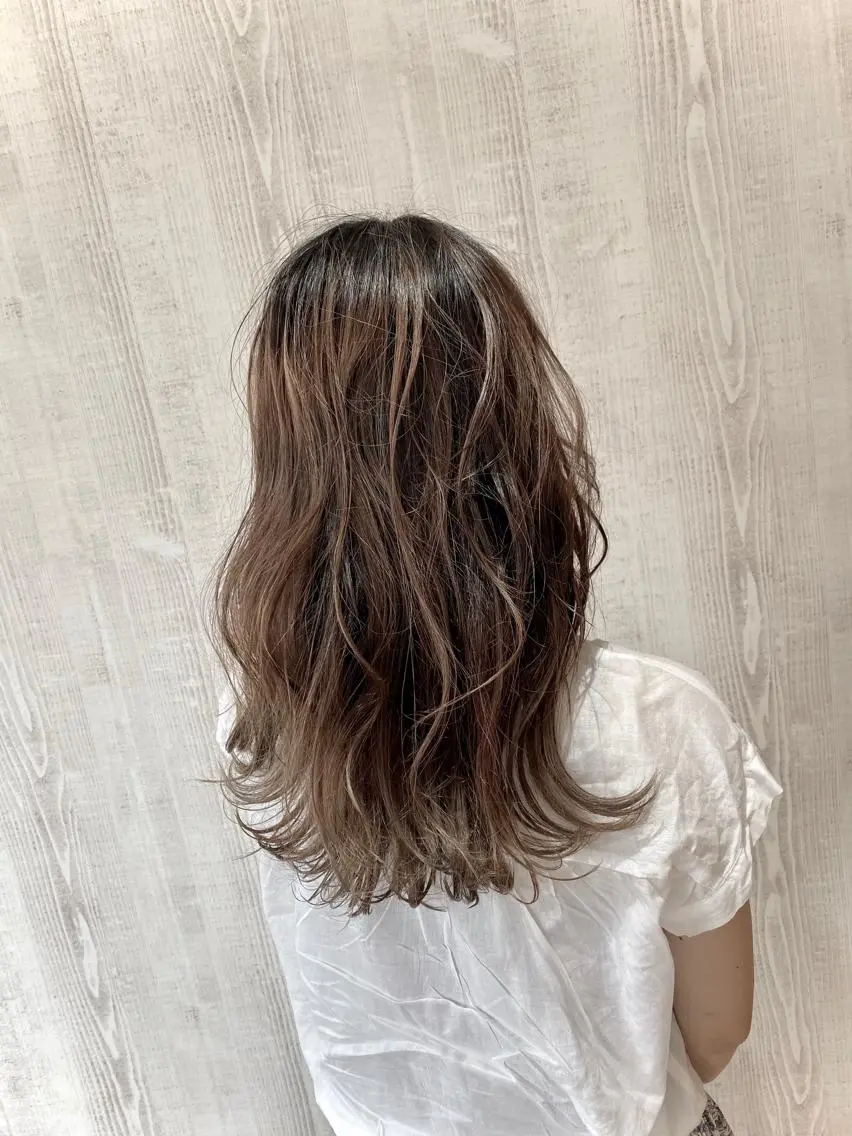 セミロング カラー ハイライトカラー ハイライト カット ヘアカラー トリートメント Kazu .Kのヘアスタイル