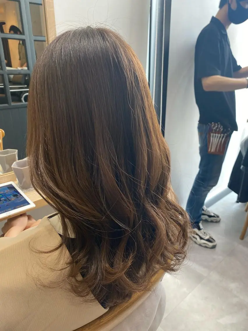 セミロング カラー ヘアカラー トリートメント 似合う髪型見つけます AYAKAのヘアスタイル