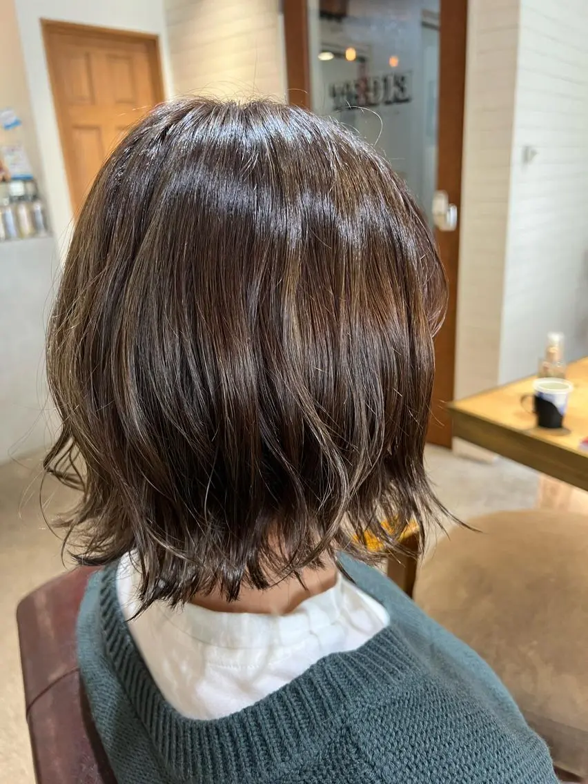 ミディアム ボブ ハイライト 外ハネヘア ヘアカラー ニイムラ ミキのヘアスタイル