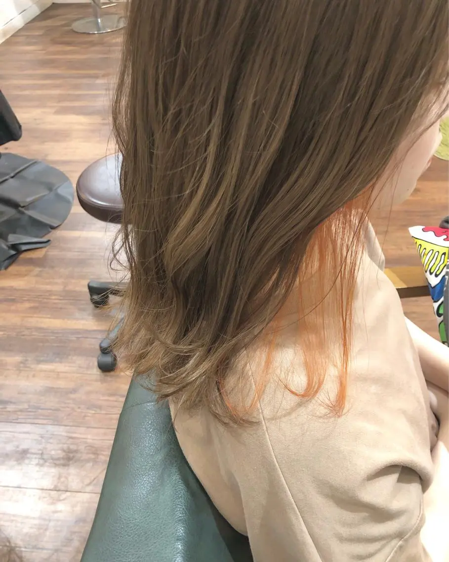 セミロング カラー インナーカラー オレンジ ヘアカラー トリートメント 江原 彩華のヘアスタイル