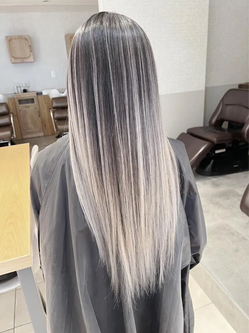 ロング カラー バレイヤージュ シルバー ホワイトシルバー レイヤーカット 指名数No.1 /NAOYAのヘアスタイル