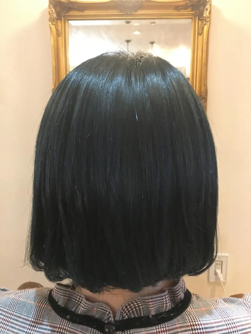 ミディアム カラー 黒髪 ブルーカラー ブルーブラック カット ヘアカラー トリートメント plaatje 義見のヘアスタイル