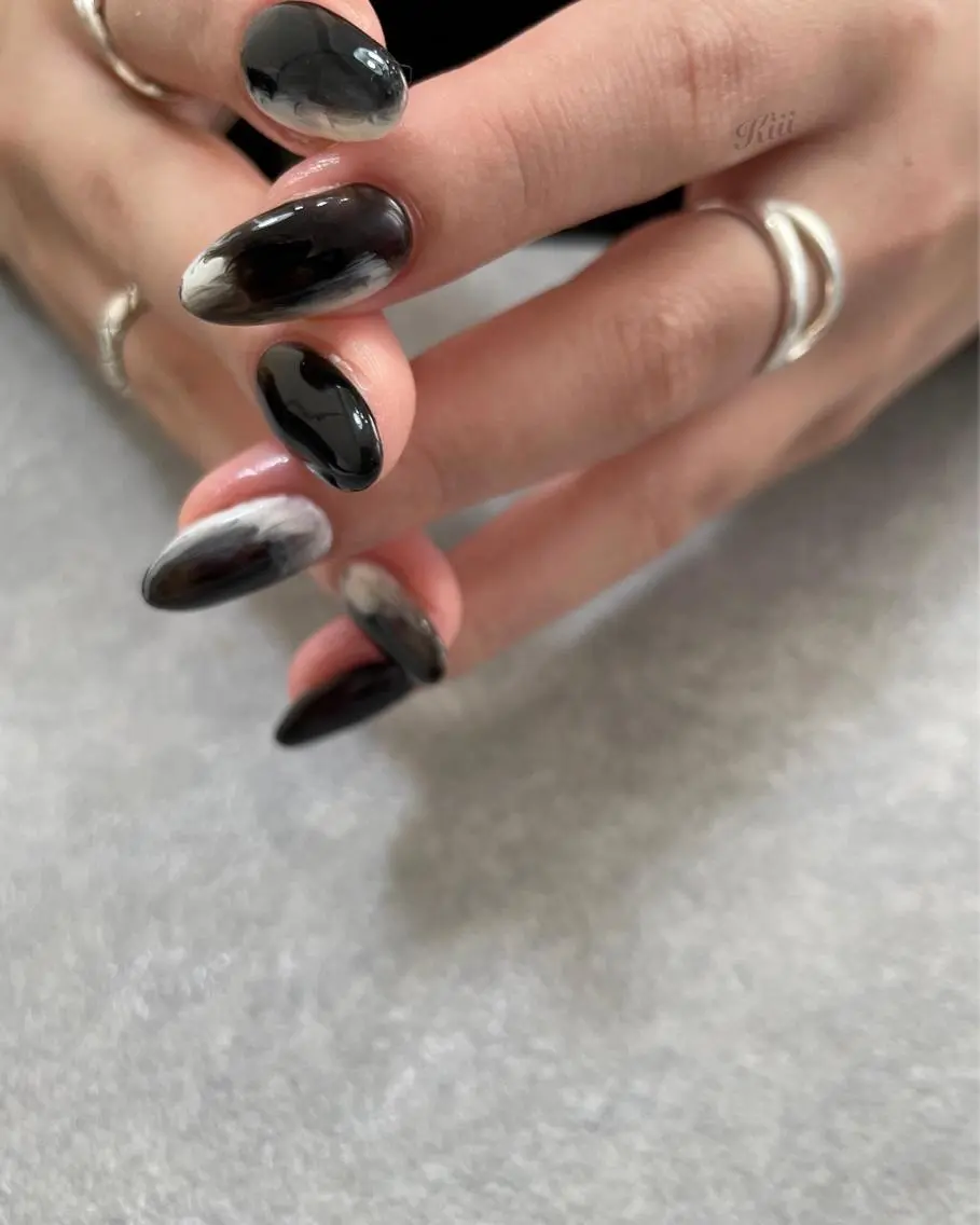 ネイル ホワイト ハンドネイル フットネイル kiii.__ ✴︎*のネイルデザイン