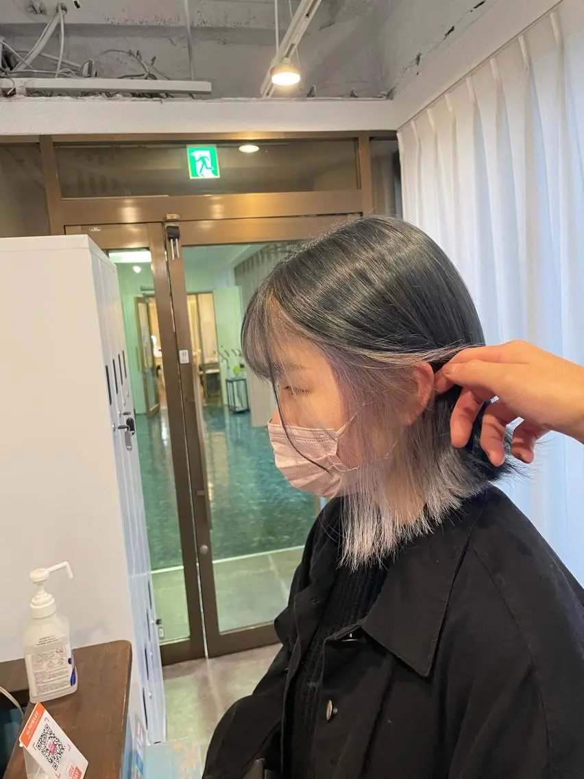 ミディアム カラー ブリーチ ネイビーカラー シルバー ホワイトシルバー ヘアカラー ALLEN hair 京橋店のヘアスタイル