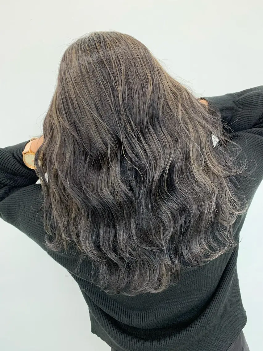 セミロング ハイライト 山田 絵里菜のヘアスタイル