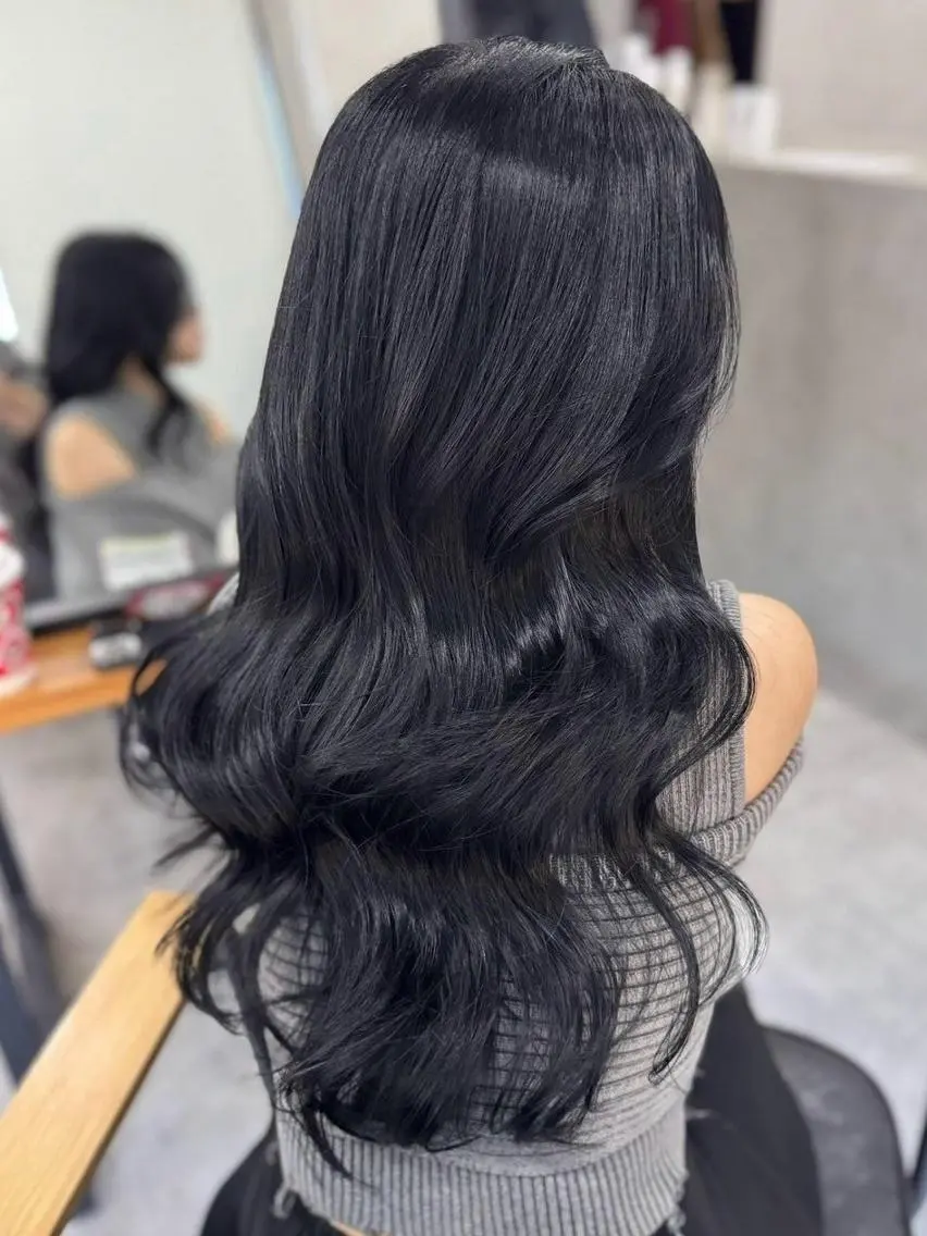 ロング カラー 黒髪 ブルーカラー ブルーブラック 韓国風ヘア ロング ili 梅田のヘアスタイル