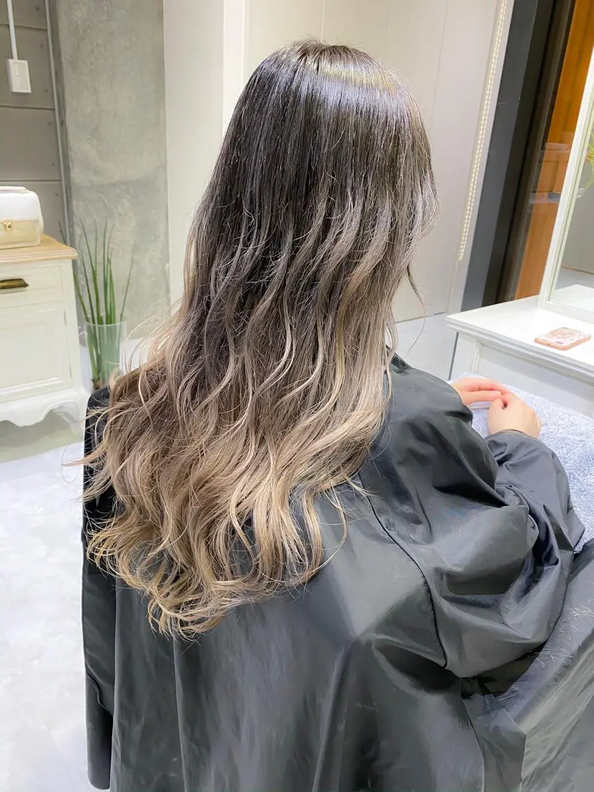 ロング カラー ヘアアレンジ アッシュ グラデーションカラー ミルクティーアッシュ モテ髪透明感❤️ デイズヘアカラーのヘアスタイル