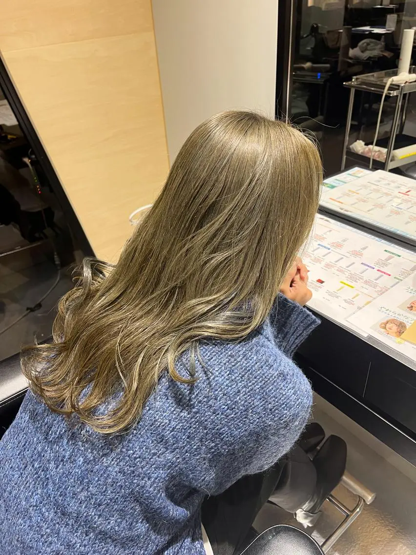 ロング カラー パーマ ヘアアレンジ 透明感カラー グレージュ ハイトーンカラー オリーブグレージュ オリーブグレー 山下 とよかのヘアスタイル