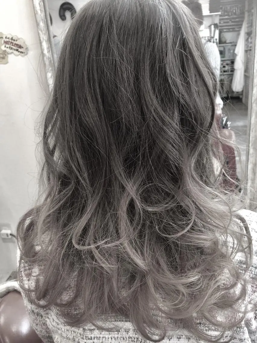 セミロング カラー パーマ ヘアアレンジ アッシュ アッシュグレー グラデーションカラー ケアブリーチ特化🍀 ハイライトOK寛也のヘアスタイル