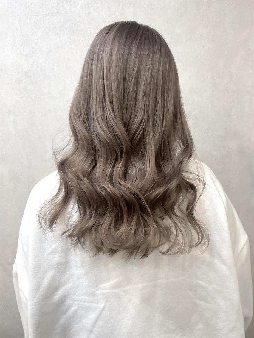 セミロング ヘアアレンジ カラー ハイトーン カラーのヘアスタイル