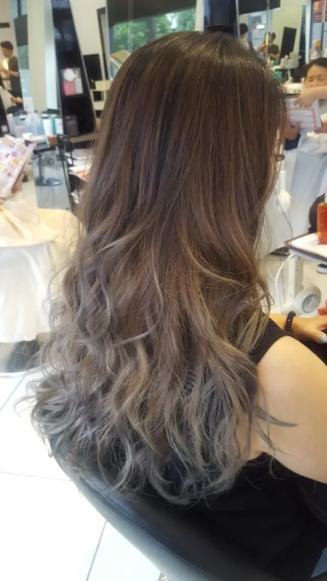 ロング カラー グラデーションカラー シルバー 斉藤 翔平のヘアスタイル