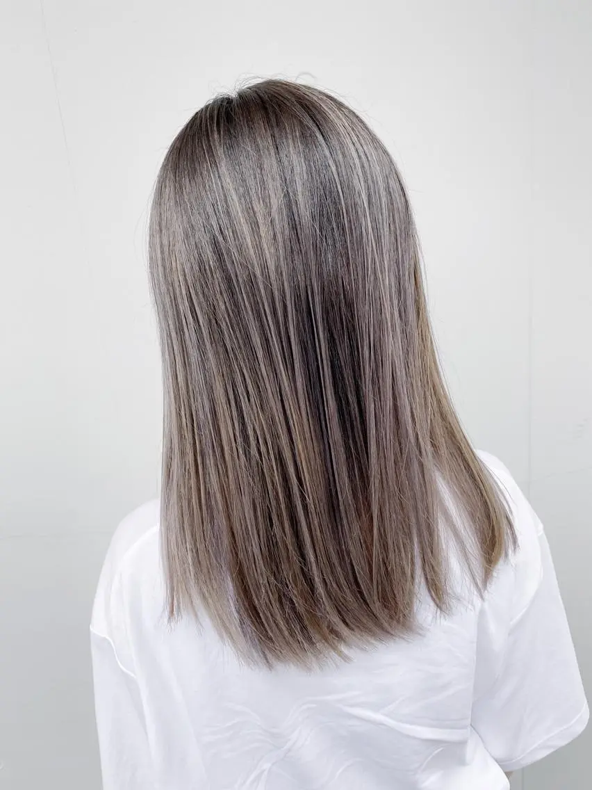 セミロング カラー ヘアアレンジ ハイライトカラー ハイトーンカラー ハイライト レイヤーカット ヘアカラー ✨ハイクオリティ✨ 山本香也のヘアスタイル