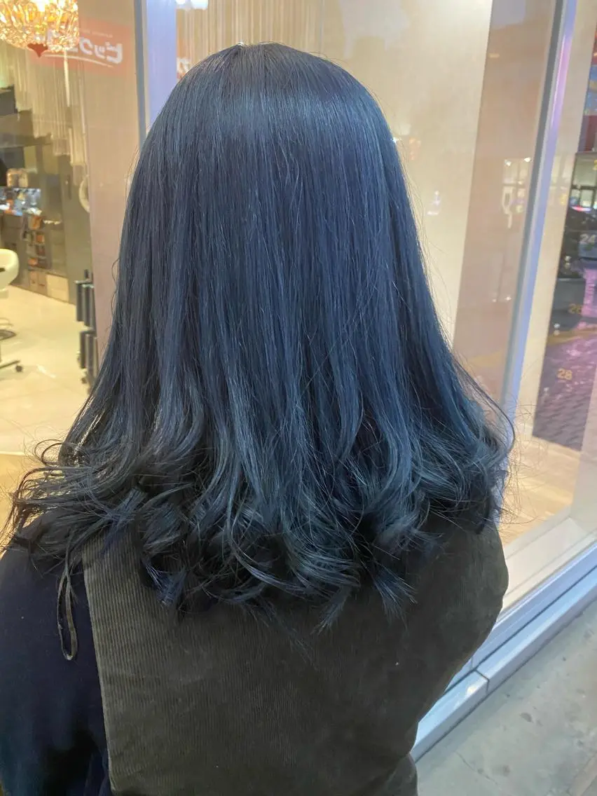 セミロング ヘアカラー デザインカラー✨新倉 佑奈のヘアスタイル