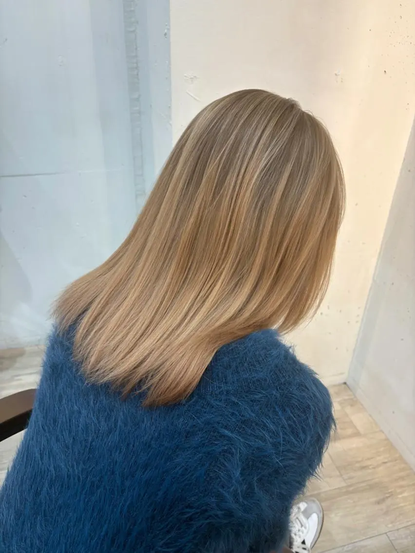 ミディアム カラー ブリーチ 透明感カラー ハイトーンカラー 韓国風ヘア レイヤーカット カット ヘアカラー トリートメント lafit ラフィット 下大利のヘアスタイル