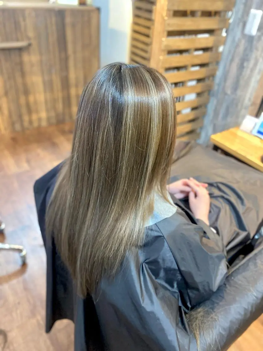 ロング カラー ハイライトカラー ハイライト カット ヘアカラー トリートメント Luzir⭐︎ GEN⭐︎のヘアスタイル