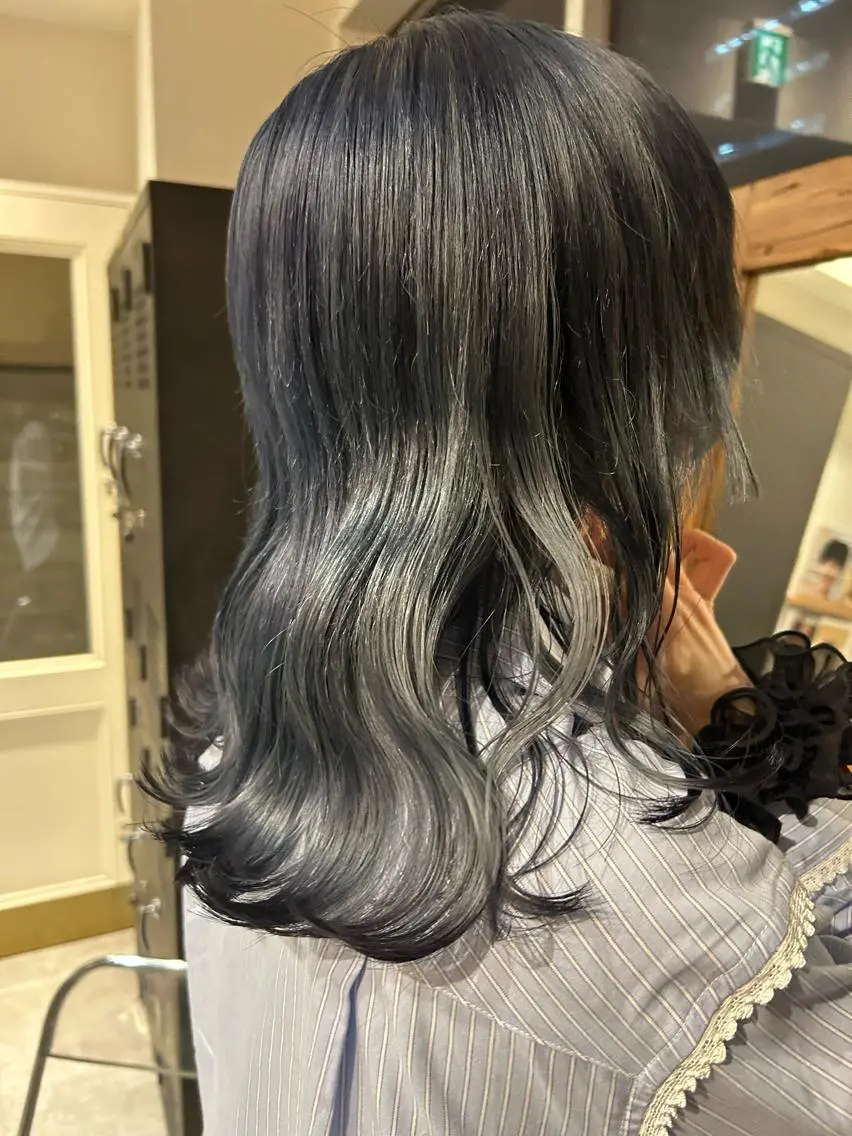 ミディアム カラー 薄暮 マツイ　レンのヘアスタイル