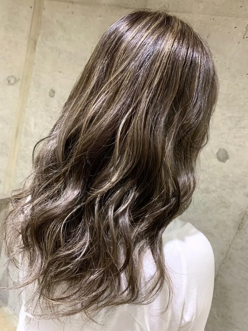 セミロング カラー ヘアカラー ハイライトが 得意なニキです😊のヘアスタイル