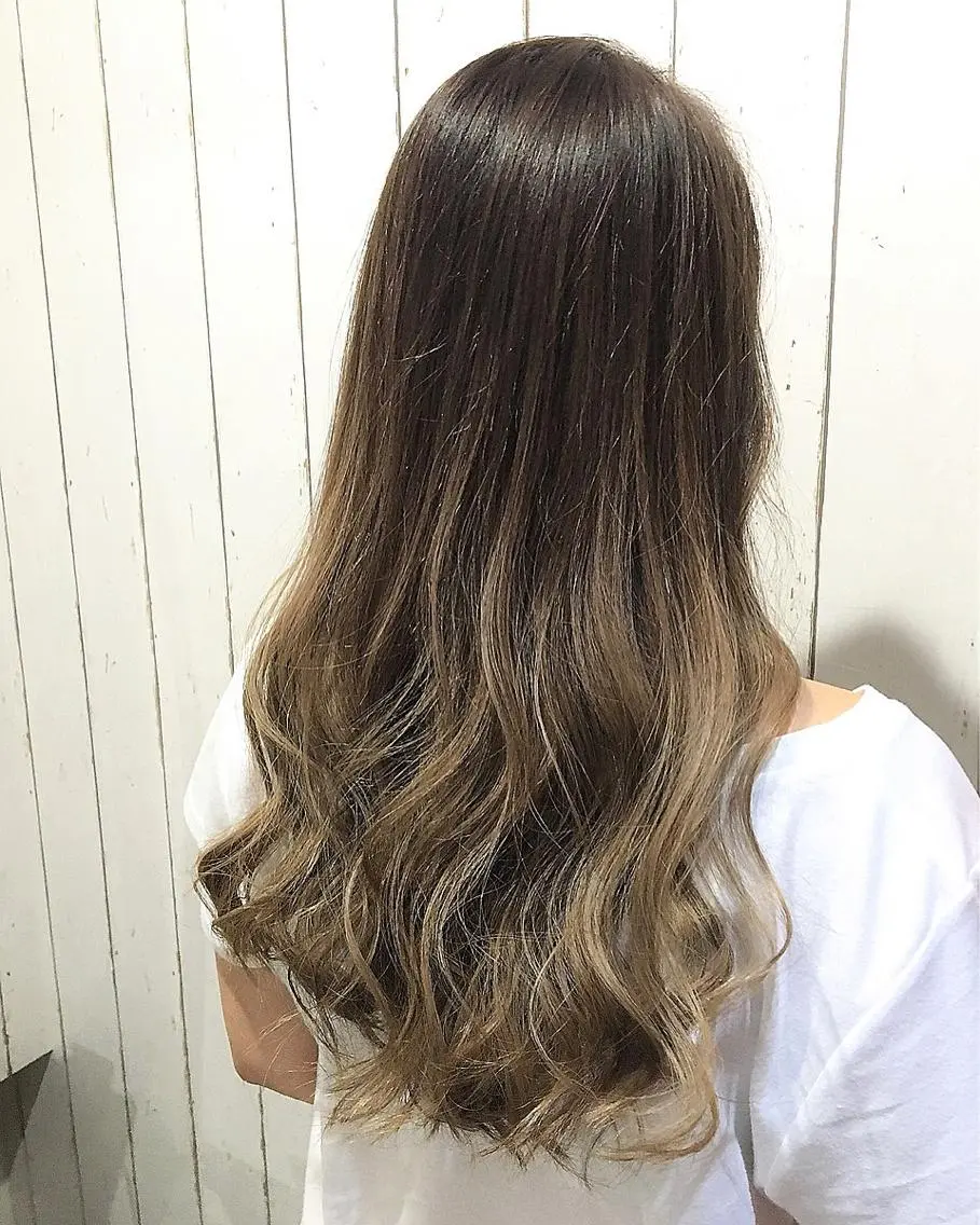 ロング カラー グラデーションカラー グレージュ miki 🦎のヘアスタイル