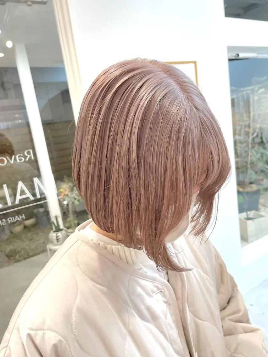 ショート カラー ベージュカラー ブリーチ ケアブリーチ ミルクティーベージュ ブリーチカラーが人気 onnuのヘアスタイル