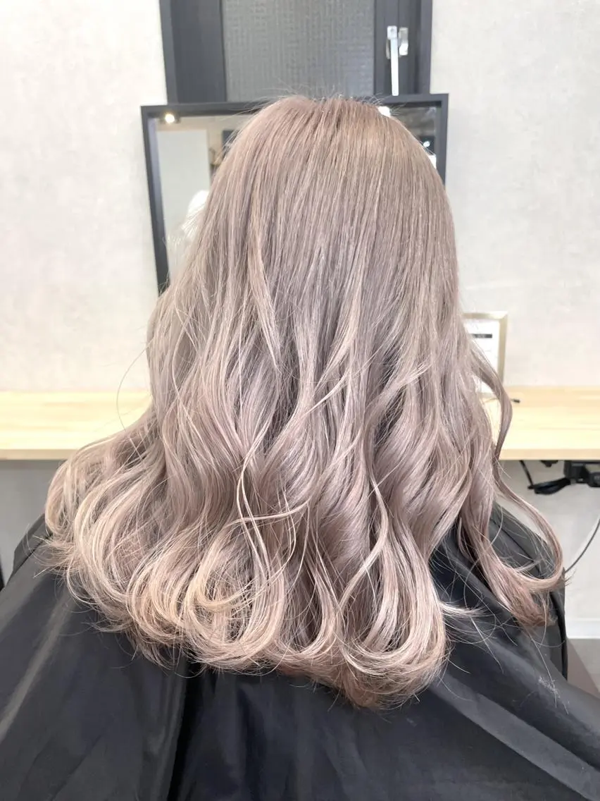 セミロング ヘアアレンジ パーマ カラー ハイトーン カラーのヘアスタイル