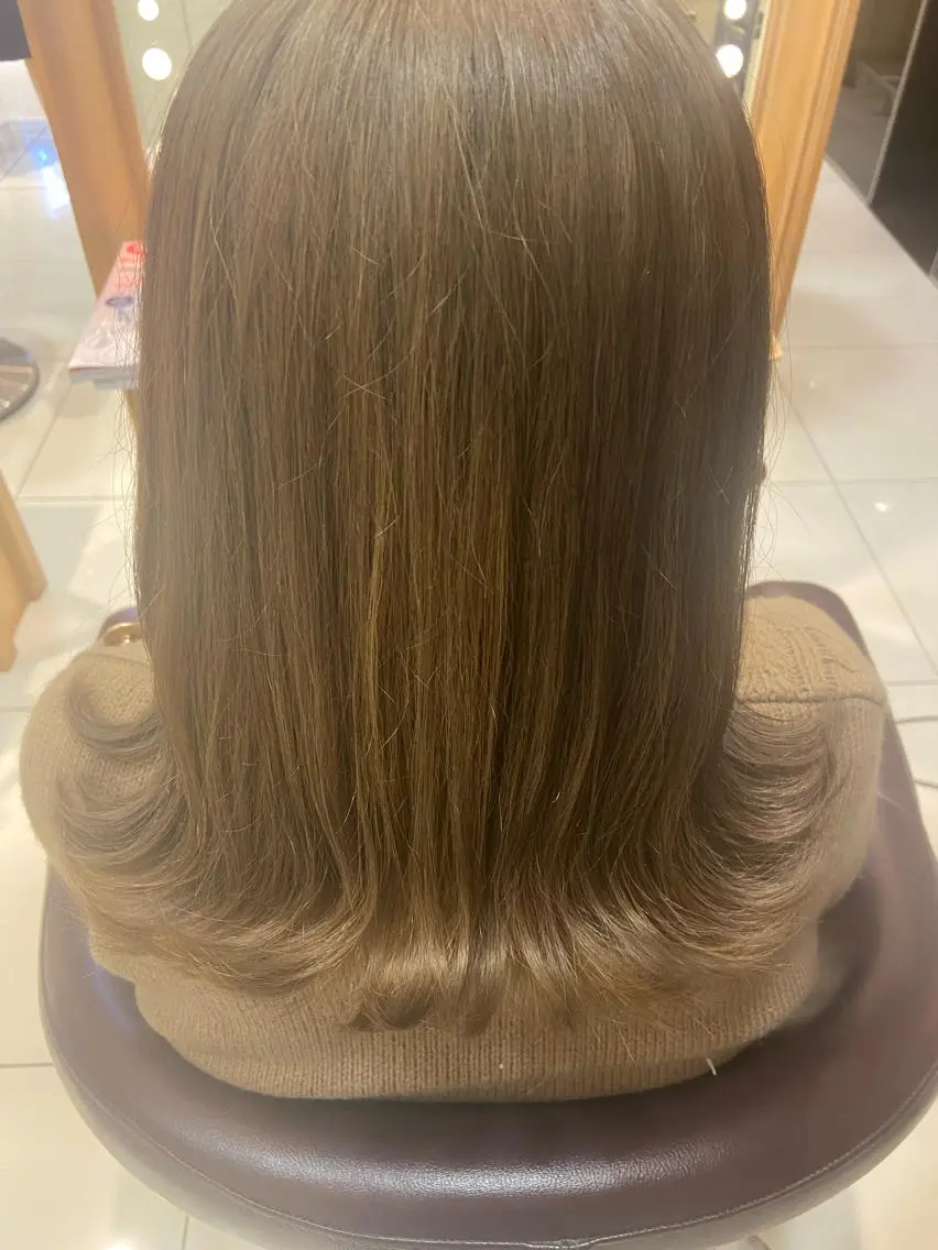 ミディアム カラー ベージュカラー ブリーチ ミルクティーベージュ なつな/ 透明感カラーのヘアスタイル