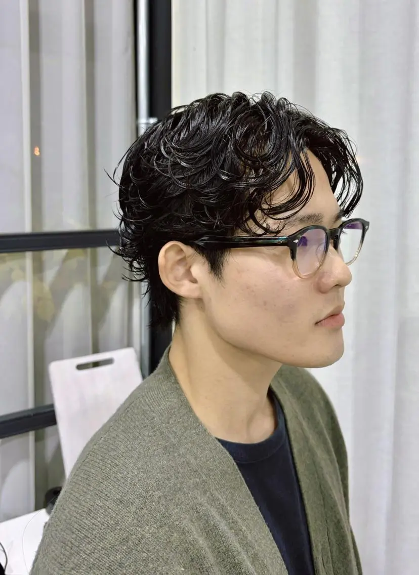 メンズ ショート パーマ センターパート メンズパーマ カット ヘッドスパ EDAME熊谷☘️ クラカミ　レンのヘアスタイル