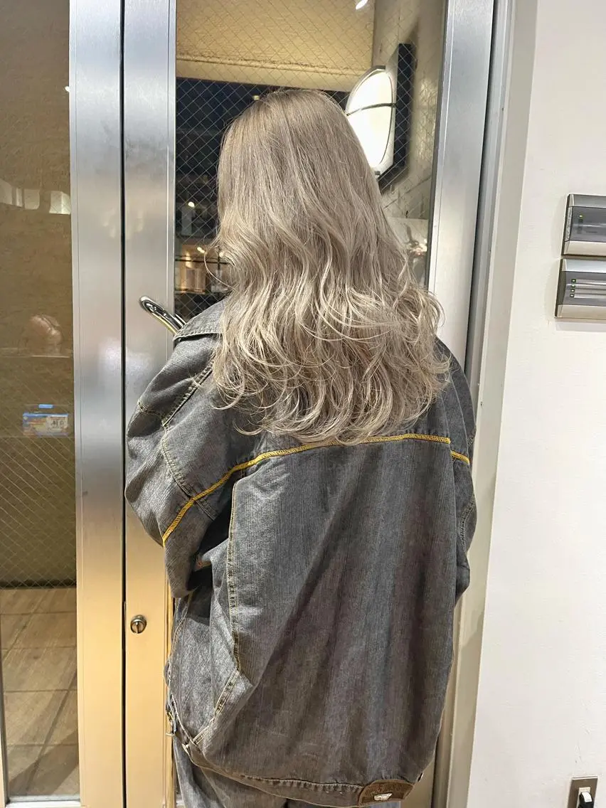 ロング カラー ベージュカラー ハイトーンカラー ホワイトベージュ カット ヘアカラー トリートメント ミルクティーベージュ ブリーチ 店長 清水のヘアスタイル