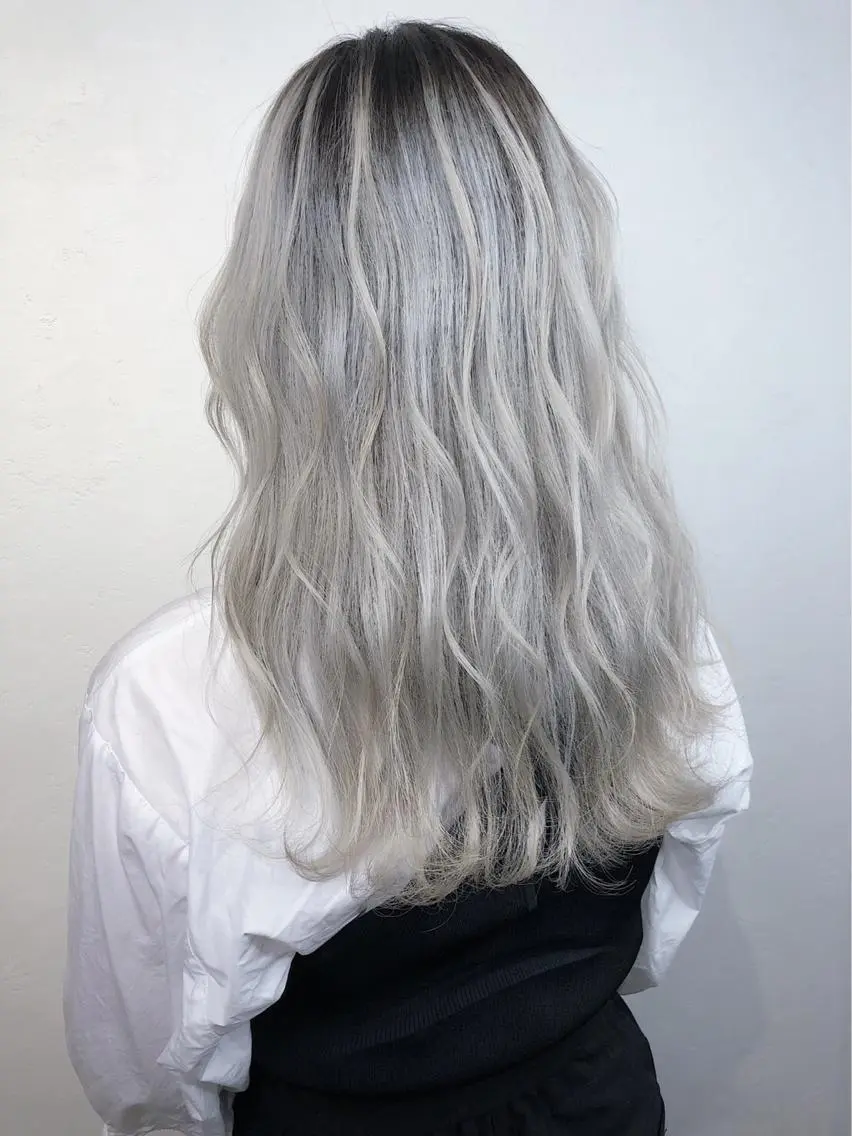 セミロング カラー _WHITE+ 南海難波店のヘアスタイル