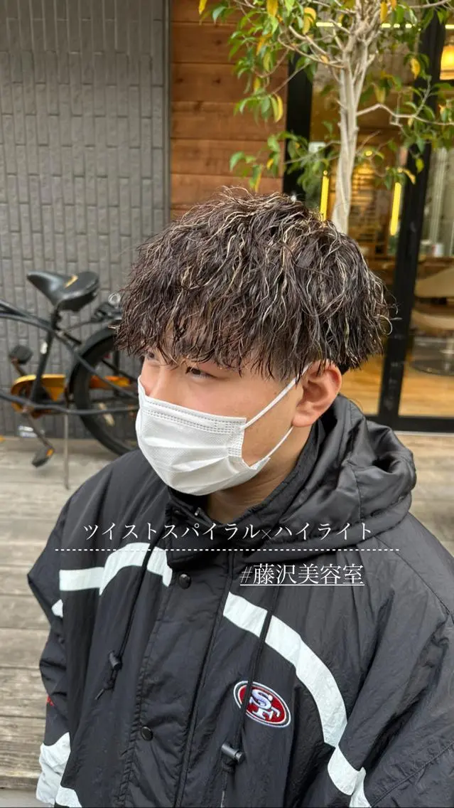 ミディアム パーマ メンズ ミディアムパーマ メンズハイライト メンズパーマ ハイライト パーマ職人 渡邊 優雅のヘアスタイル