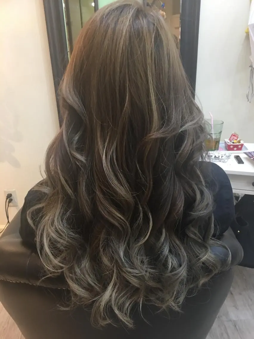 ロング カラー 鶴見 和美のヘアスタイル