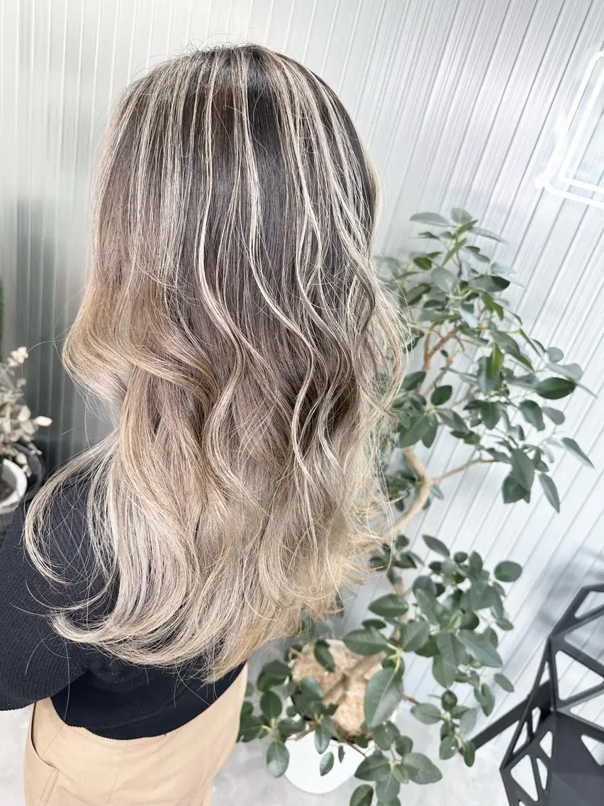 セミロング カラー ヘアカラー LOOP hairのヘアスタイル