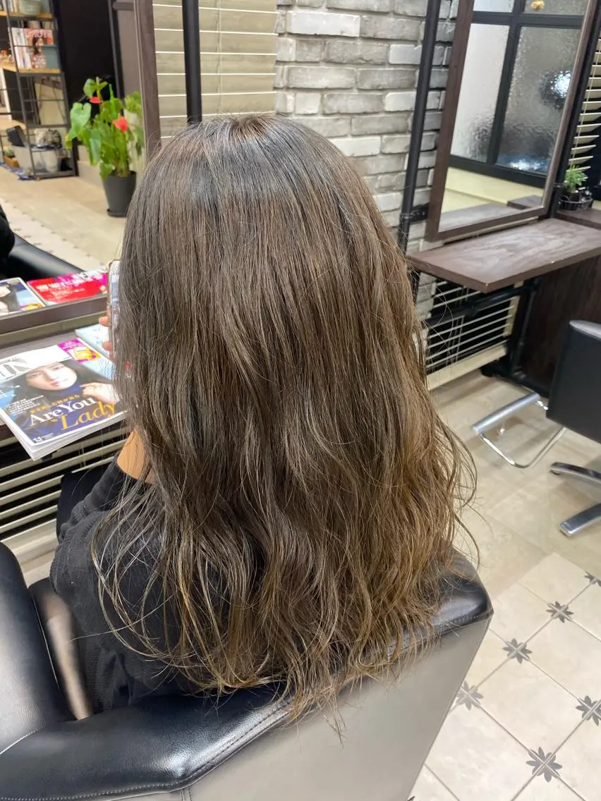 ロング カラー ブリーチ グレージュ ブリーチなしカラー 韓国ヘア☁️ mitsukiのヘアスタイル