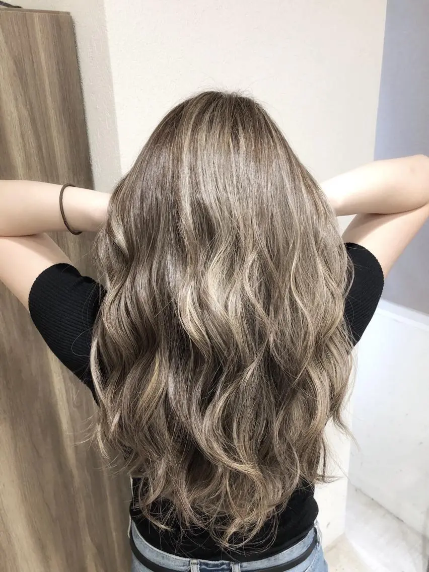ロング カラー パーマ ヘアアレンジ メンズ キッズ ネイル マツエク・マツパ メンズバレイヤージュ バレイヤージュ シルバー レイヤーカット シルバー biscohair 髪にドラマを。のヘアスタイル