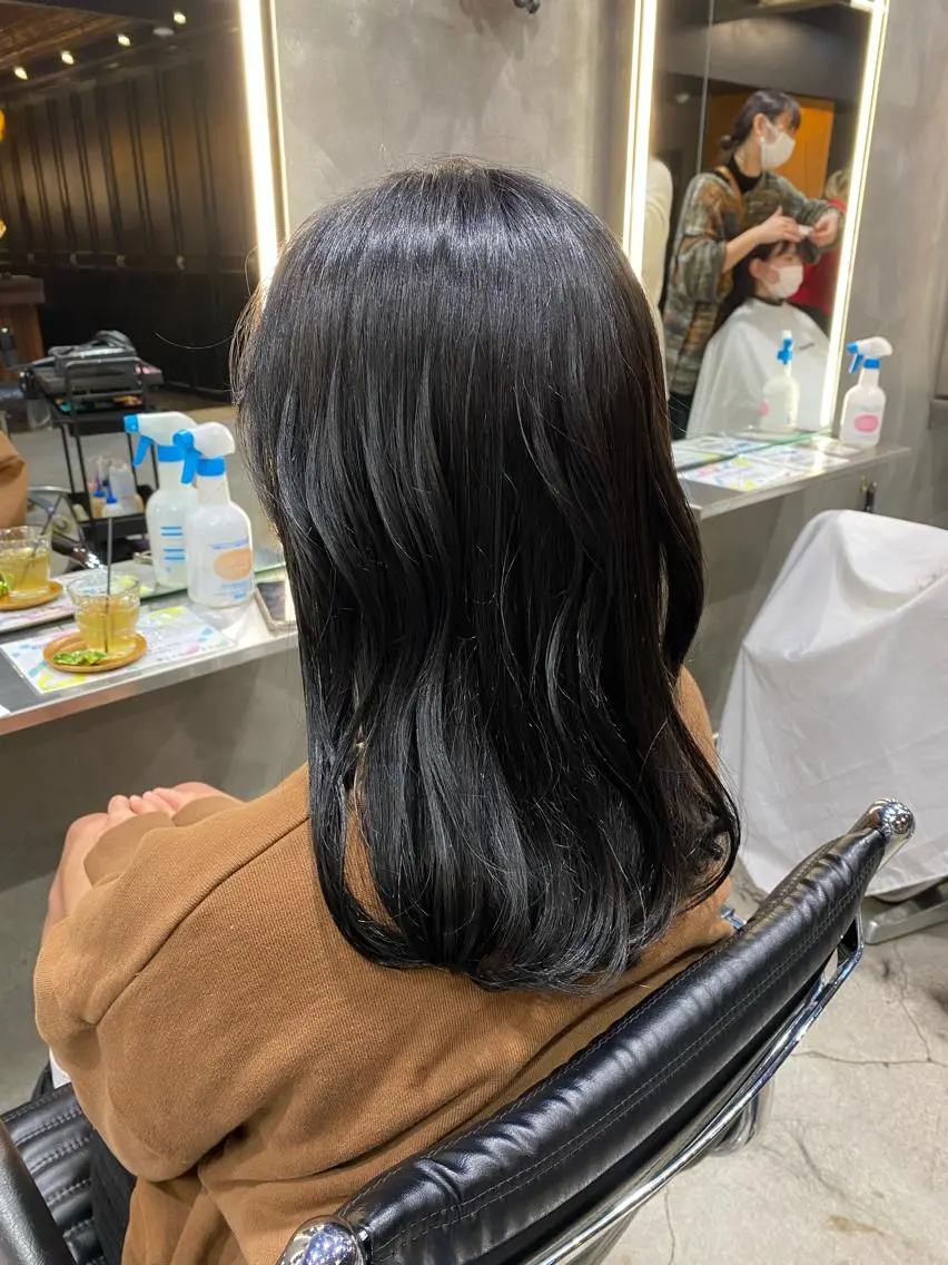 ミディアム カラー 黒髪 ブルーカラー ブルーブラック 透明感カラー🌿 グレージュ🐺陽介のヘアスタイル